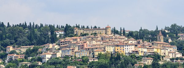 Où séjourner en Provence pour des vacances avec des cours de cuisine et des visites de vignobles?